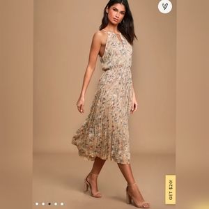 Lulu's Beat of the Music Beige Floral Print Pleated Midi Dress. Size large